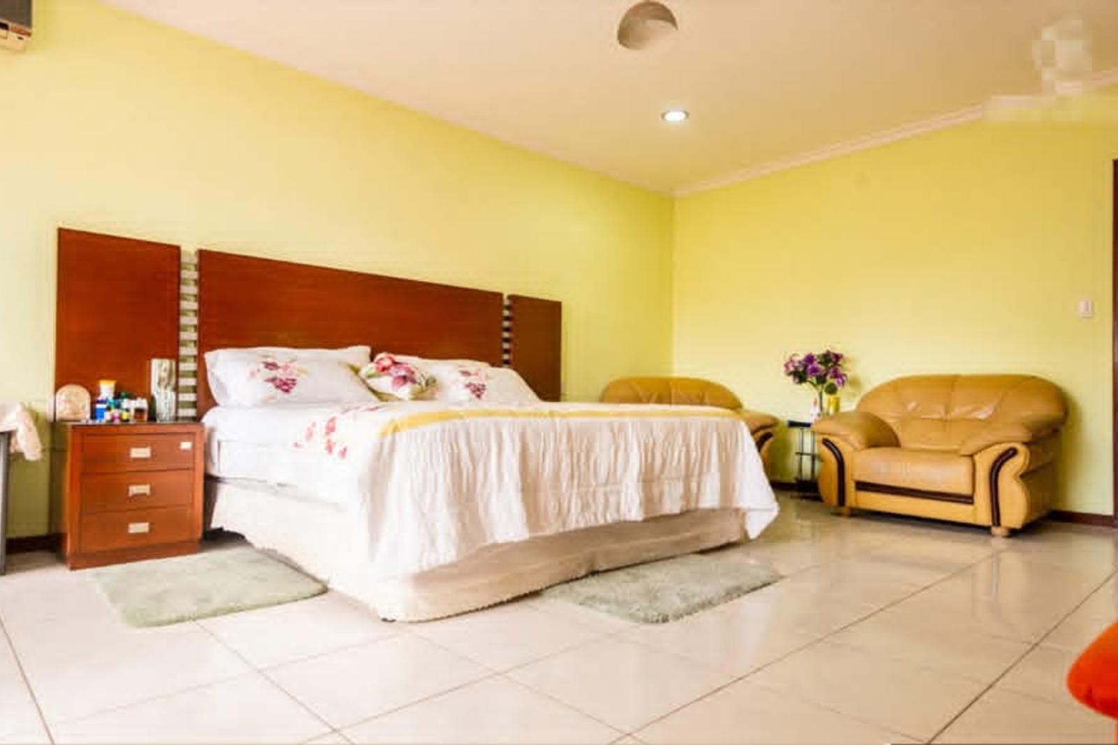LUJO Y CALIDEZ EN FINOS ACABADOS DE MADERA – CASA EN VENTA EN SANTA CRUZ - Photo 14