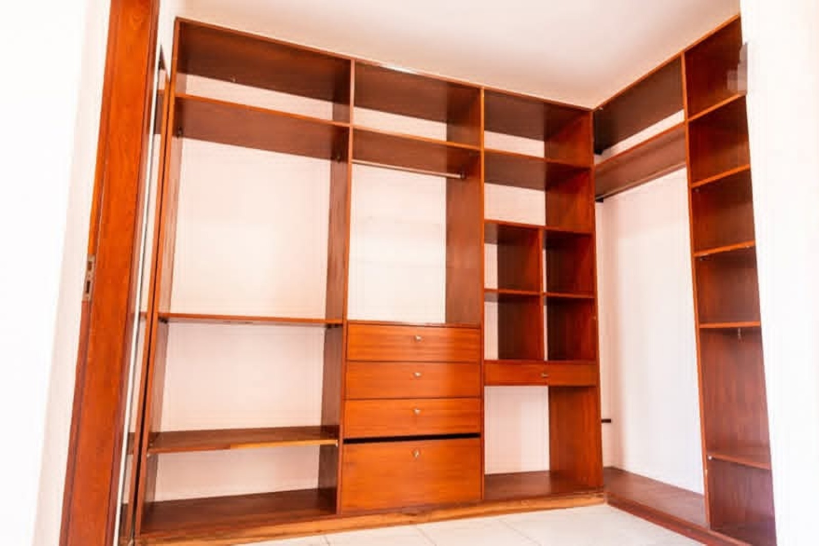 LUJO Y CALIDEZ EN FINOS ACABADOS DE MADERA – CASA EN VENTA EN SANTA CRUZ - Photo 16