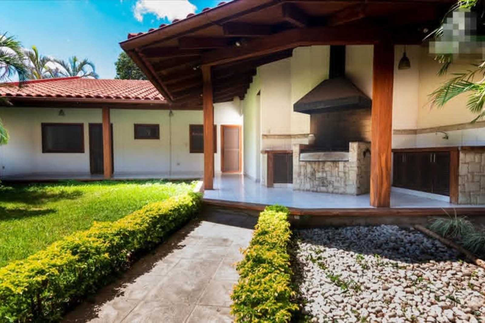LUJO Y CALIDEZ EN FINOS ACABADOS DE MADERA – CASA EN VENTA EN SANTA CRUZ - Photo 3
