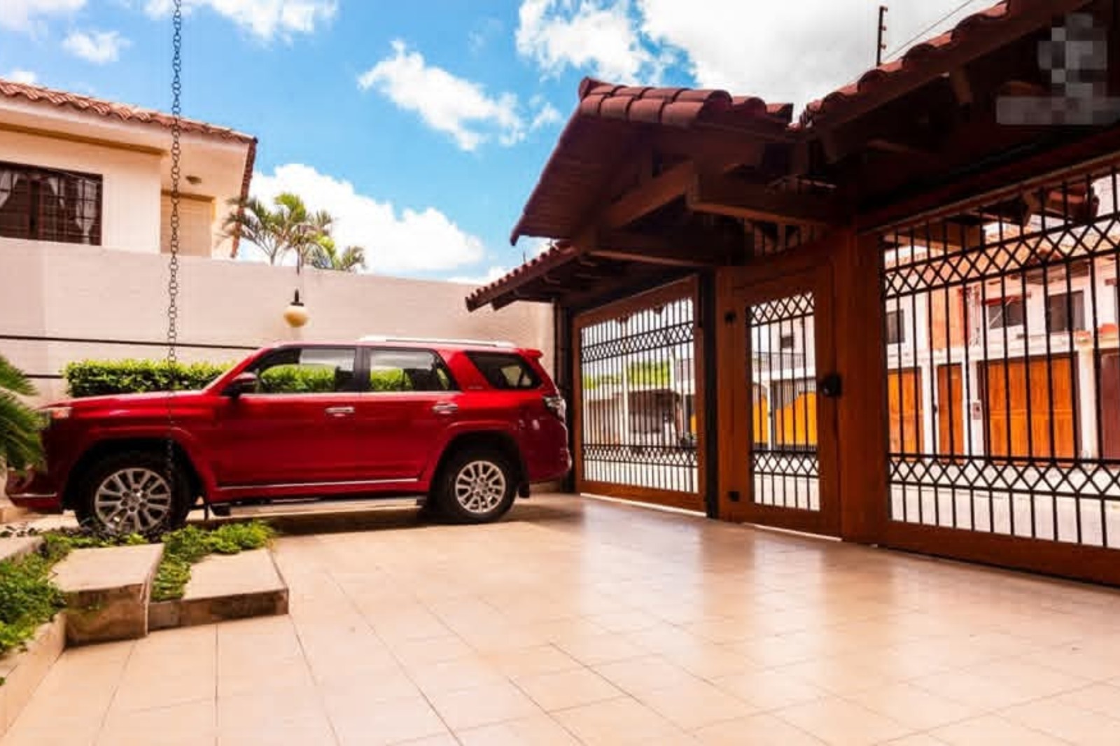 LUJO Y CALIDEZ EN FINOS ACABADOS DE MADERA – CASA EN VENTA EN SANTA CRUZ - Photo 4