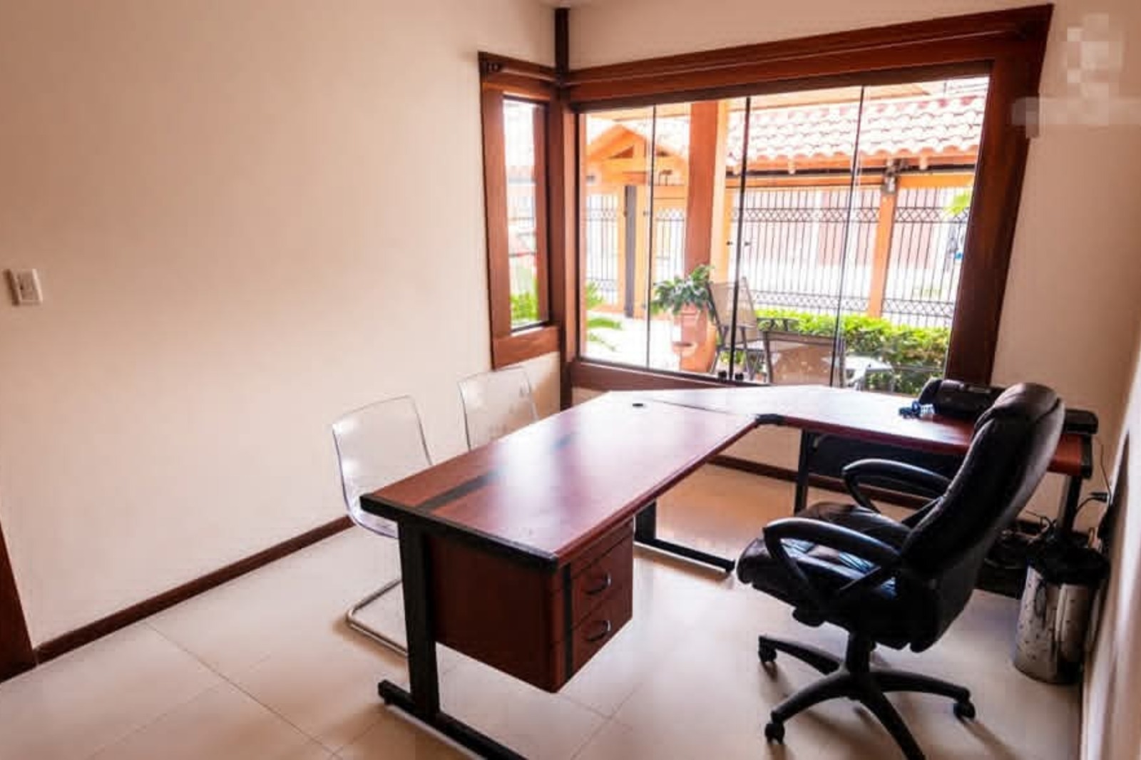 LUJO Y CALIDEZ EN FINOS ACABADOS DE MADERA – CASA EN VENTA EN SANTA CRUZ - Photo 10