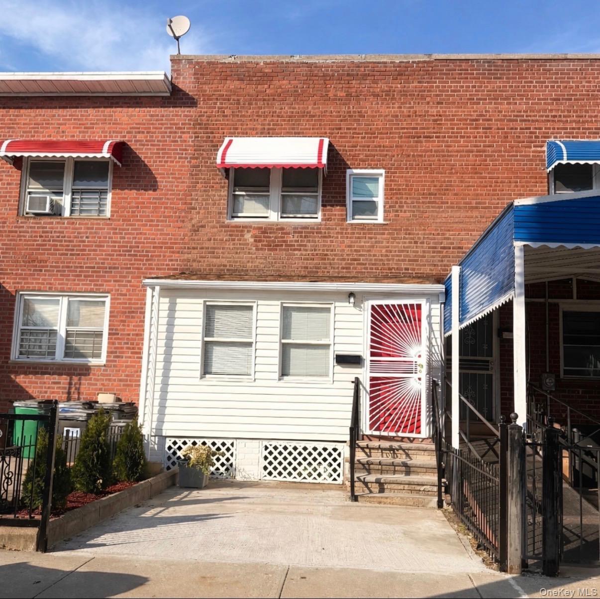 5 beds bed 2.5 baths bath in 1249 E 223rd St, Bronx, NY 10466