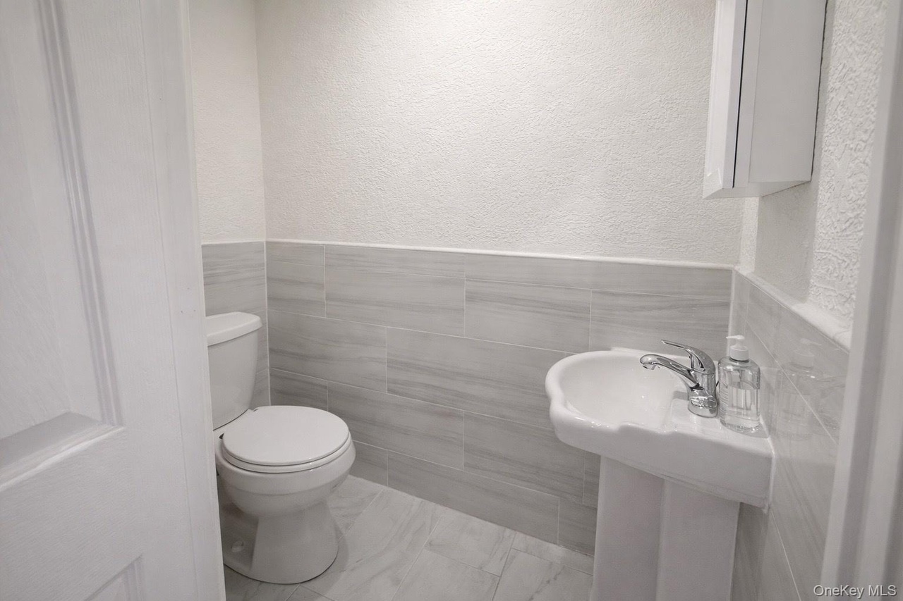 5 beds bed 2.5 baths bath in 1249 E 223rd St, Bronx, NY 10466 - Photo 2