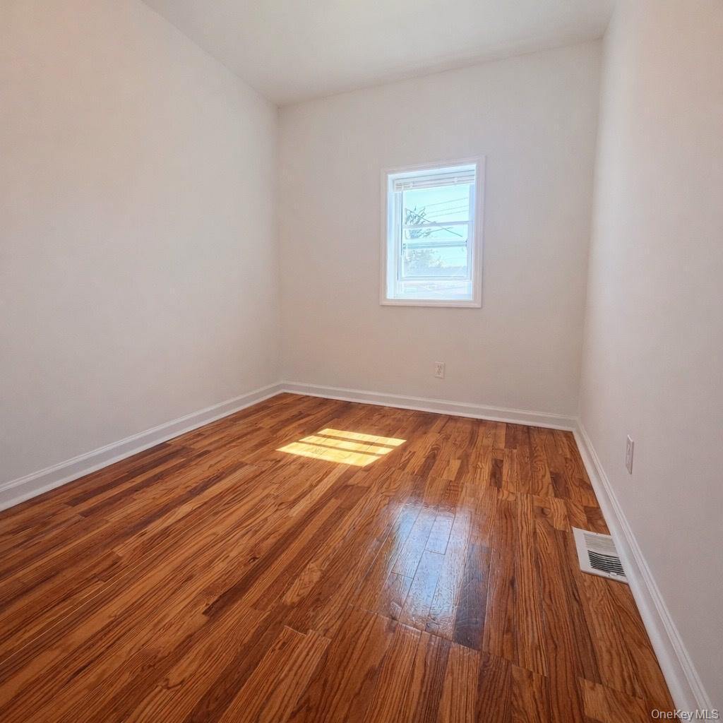 5 beds bed 2.5 baths bath in 1249 E 223rd St, Bronx, NY 10466 - Photo 4