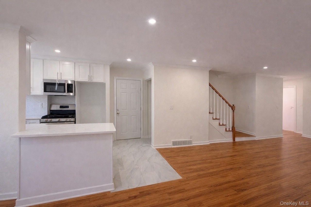 5 beds bed 2.5 baths bath in 1249 E 223rd St, Bronx, NY 10466 - Photo 6