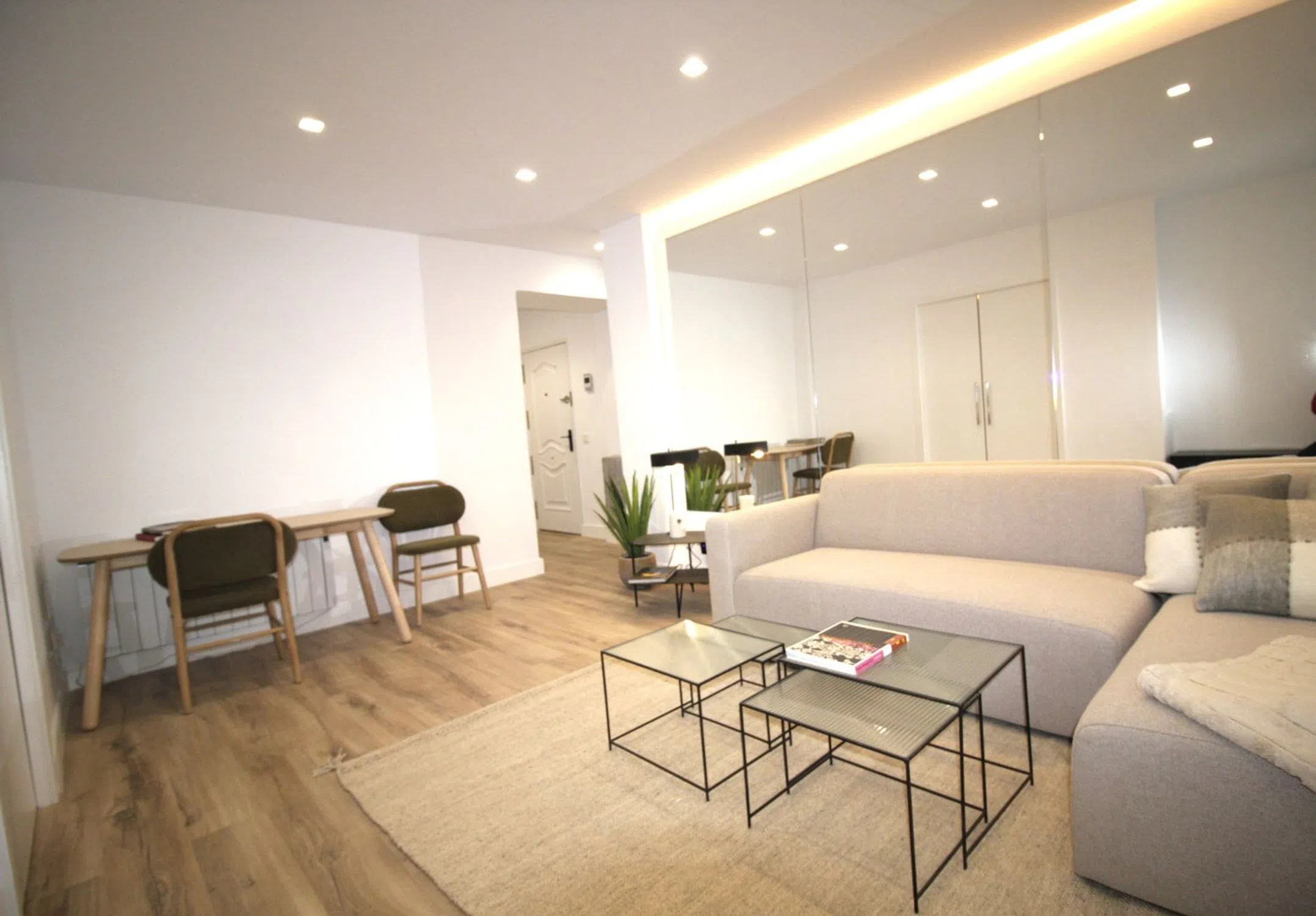 Piso en calle de Ferraz - Photo 2