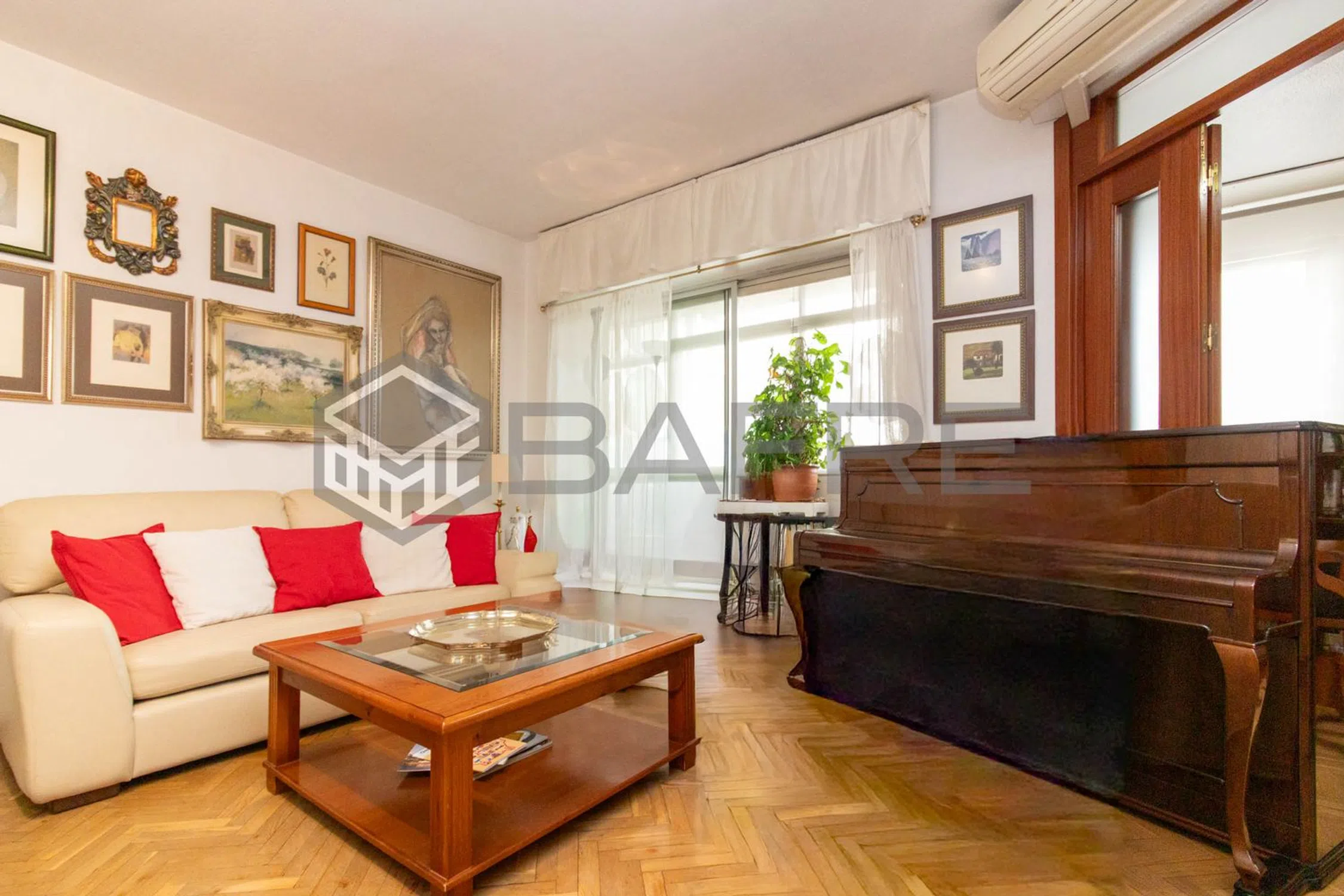 Piso en calle de Sirio - Photo 2