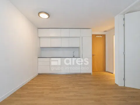 Flat in calle de Javier Ferrero - Photo 3
