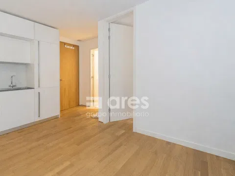 Flat in calle de Javier Ferrero - Photo 4