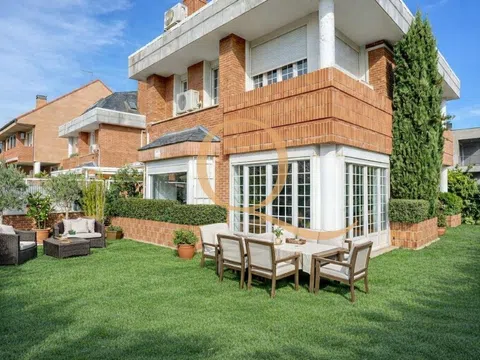 Semi-detached house - Photo 1