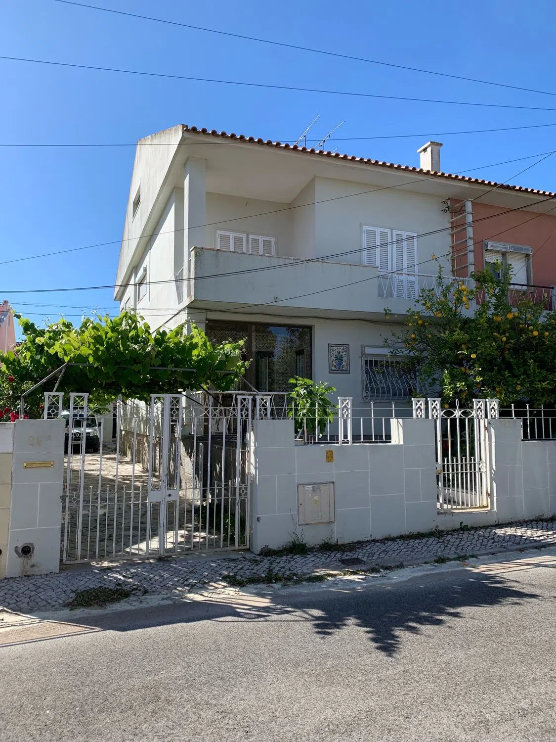 Moradia geminada na rua Almeida Garrett, 23