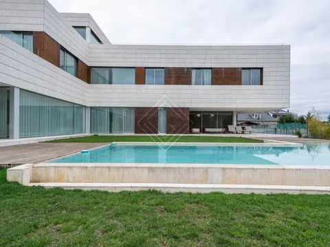 Detached house - Photo 1