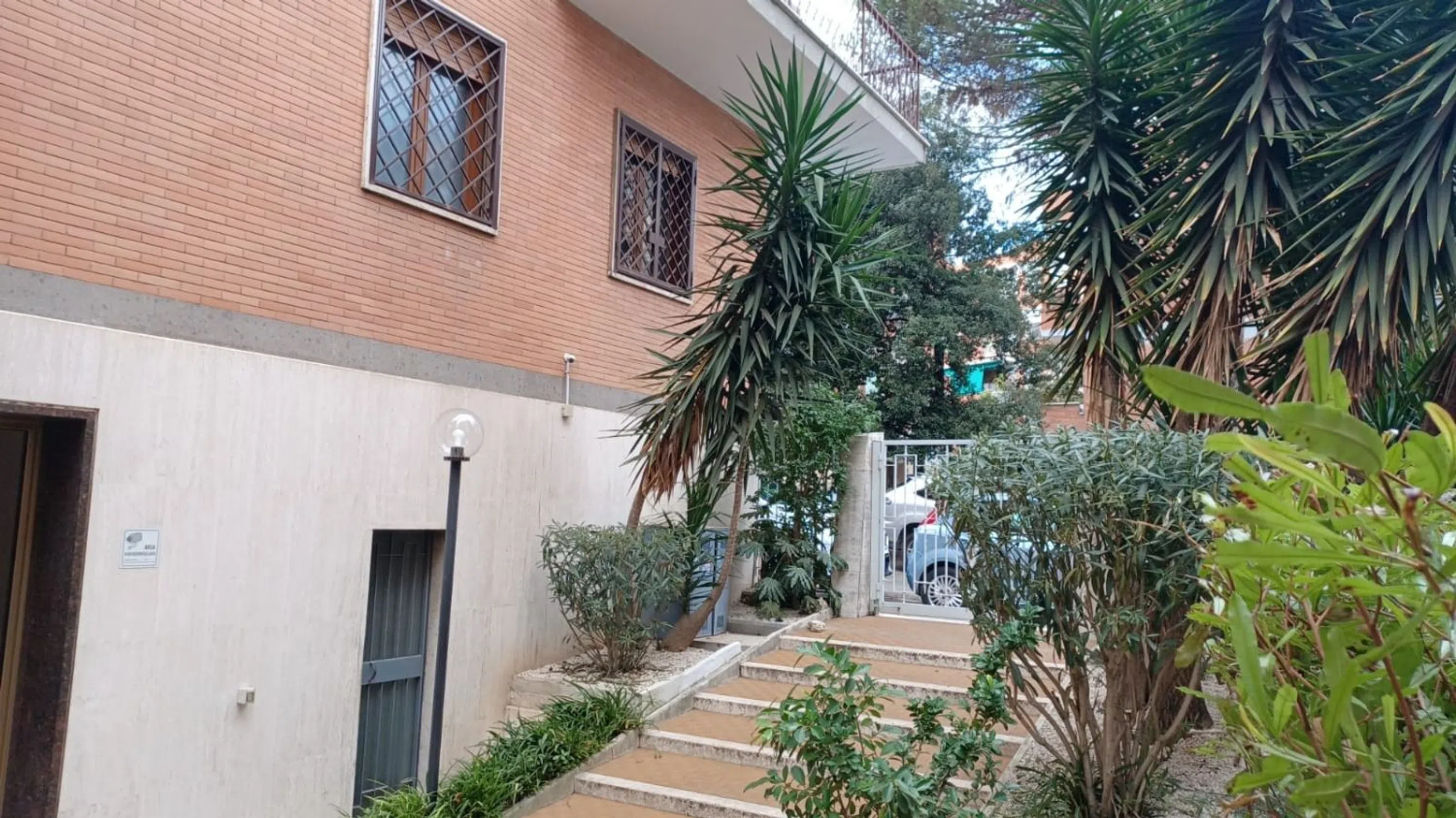Appartamento in via Tito Omboni s.n.c. - Photo 2