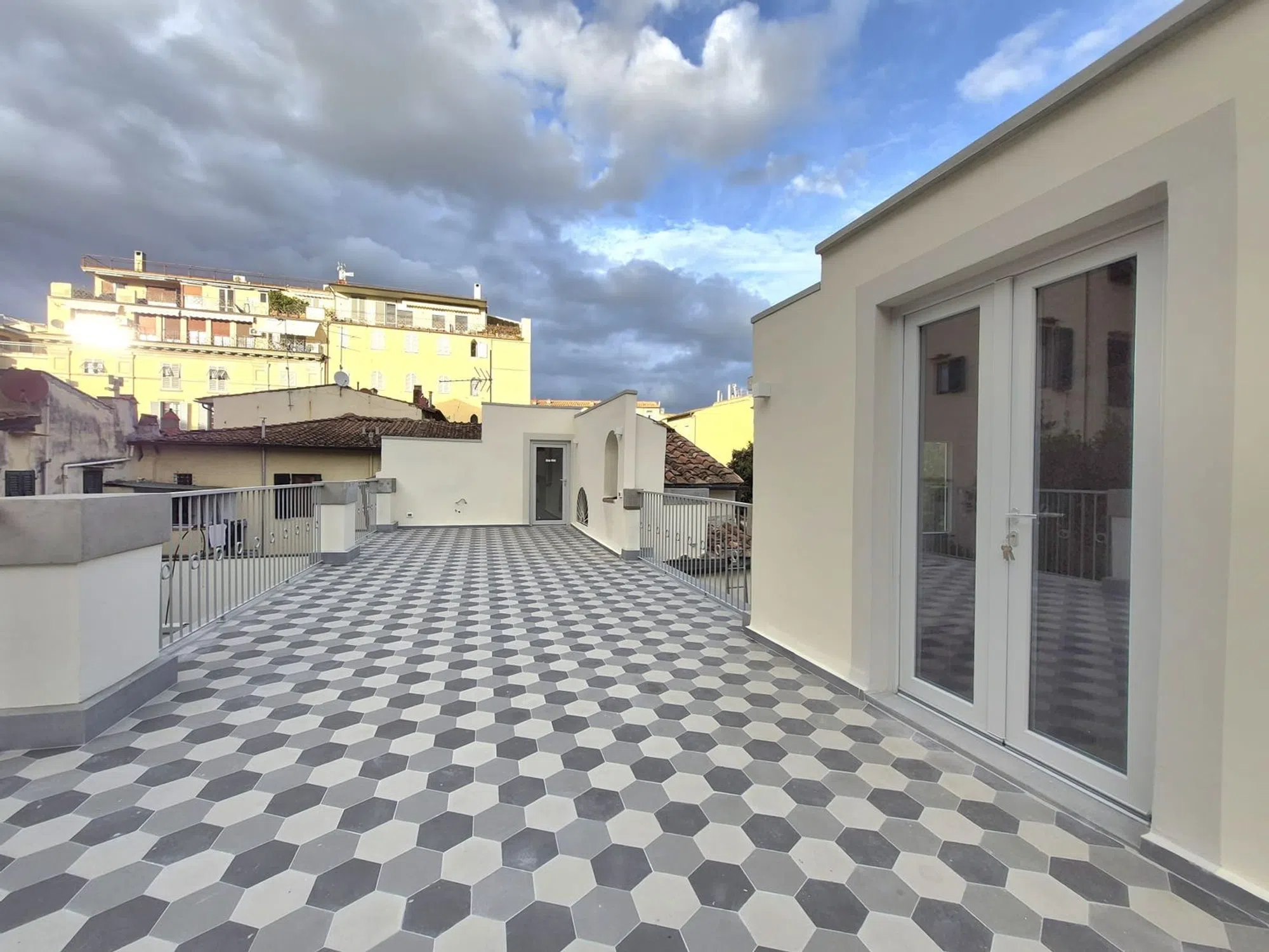 Appartamento su due piani in piazza della Indipendenza s.n.c. - Photo 1