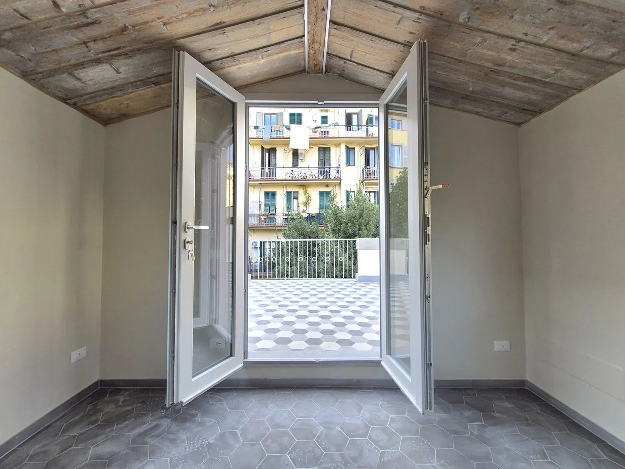 Appartamento su due piani in piazza della Indipendenza s.n.c. - Photo 5