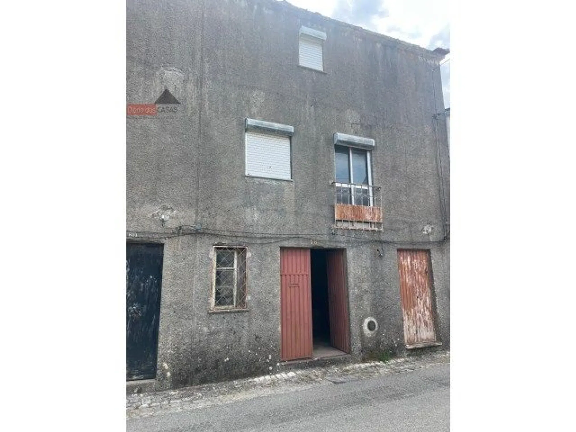Moradia geminada na rua Principal