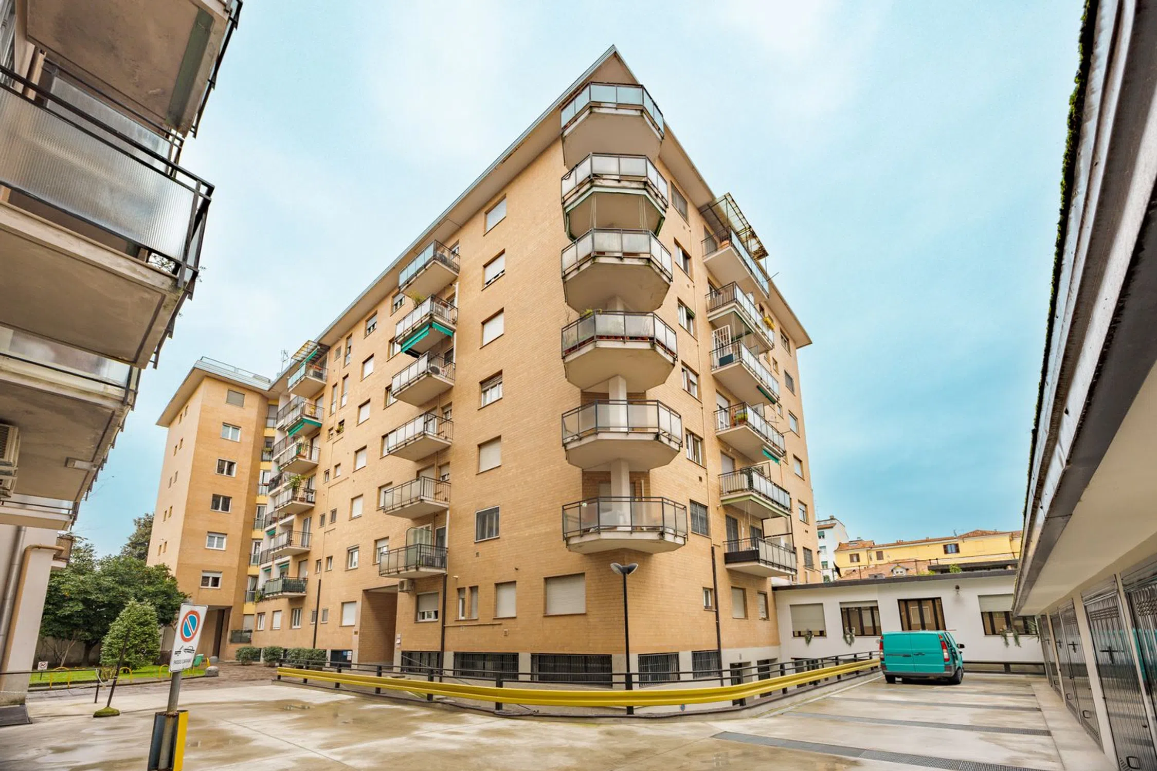 Bilocale in via Ascanio Sforza, 81 /a
