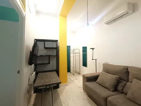 Flat in calle de Gumersindo Azcárate - Photo 2
