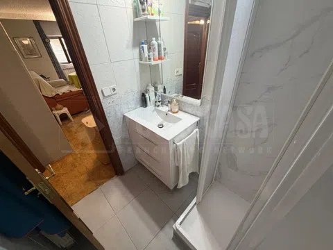 Flat in calle Santa Coloma - Photo 18