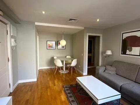 Flat in calle de Hortaleza - Photo 2