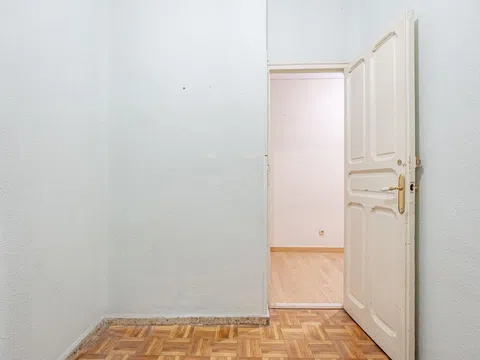 Flat in calle de Bretón de los Herreros - Photo 11