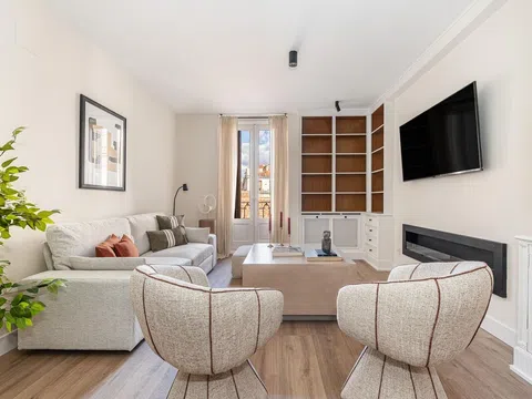Flat - Photo 1