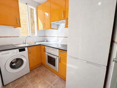 Flat in calle Alonso Castrillo - Photo 2