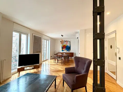 Flat - Photo 1