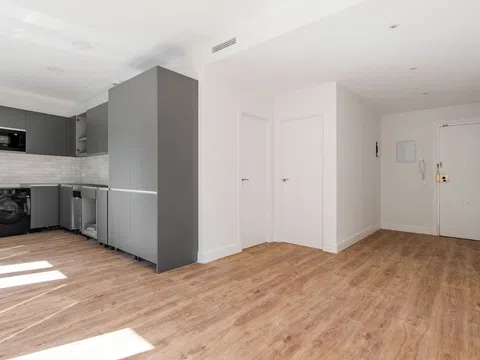 Flat in calle de María Zambrano - Photo 2