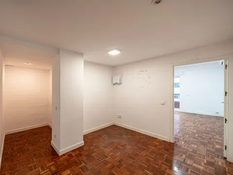 Flat in calle de Estébanez Calderón - Photo 16