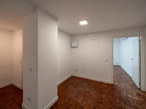 Flat in calle de Estébanez Calderón - Photo 17
