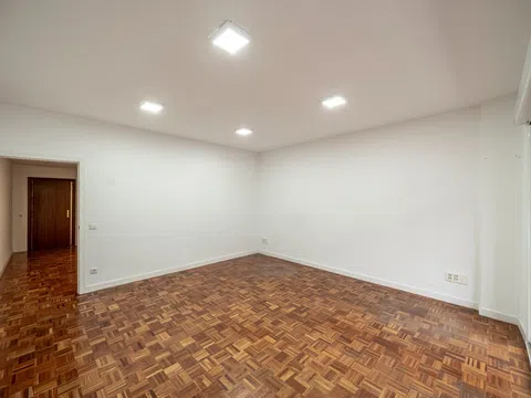Flat in calle de Estébanez Calderón - Photo 6