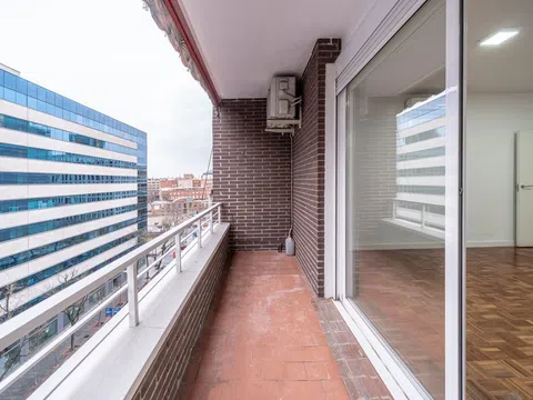 Flat in calle de Estébanez Calderón - Photo 9