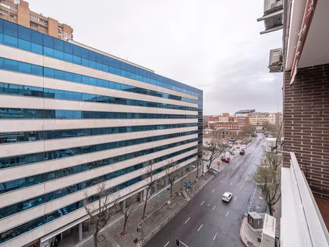Flat in calle de Estébanez Calderón - Photo 10
