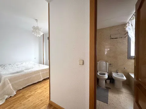 Flat in calle de Diego Bahamonde - Photo 9