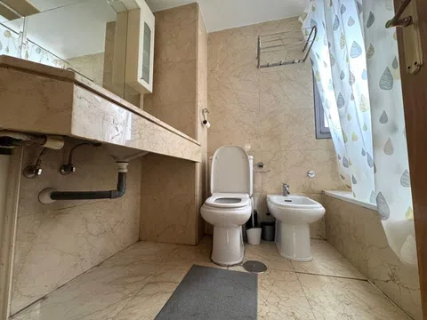 Flat in calle de Diego Bahamonde - Photo 10