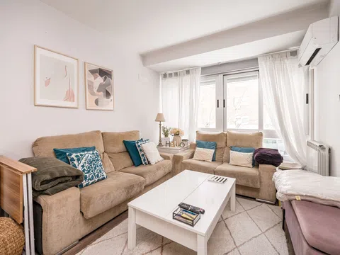 Flat in calle de Clara del Rey - Photo 2