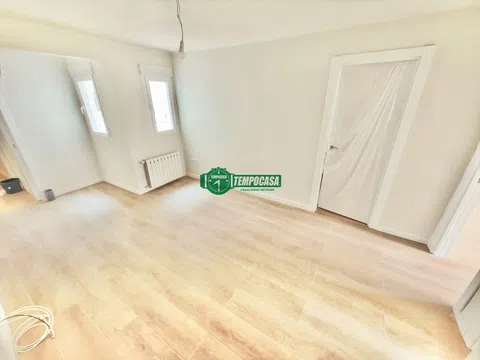 Flat in calle de Urgel - Photo 1