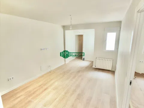 Flat in calle de Urgel - Photo 2