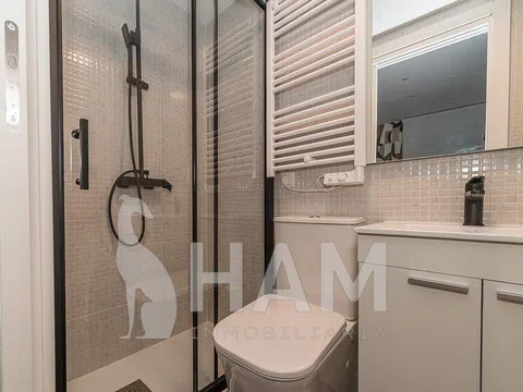 Flat in calle de Salas Barbadillo - Photo 3