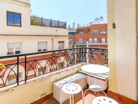 Flat in calle de Antonio Palomino - Photo 1