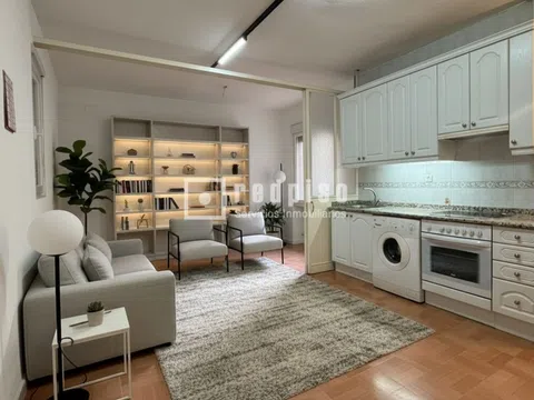 Flat in calle de la Infanta Mercedes - Photo 2