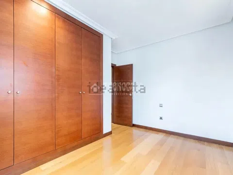 Semi-detached house in CL Hermanos Gascon - Photo 14