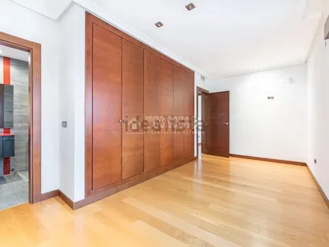 Semi-detached house in CL Hermanos Gascon - Photo 15