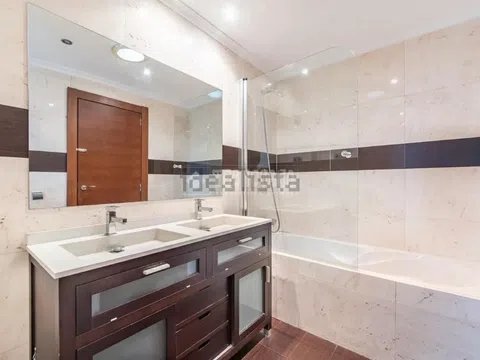 Semi-detached house in CL Hermanos Gascon - Photo 16