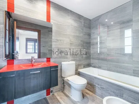 Semi-detached house in CL Hermanos Gascon - Photo 17