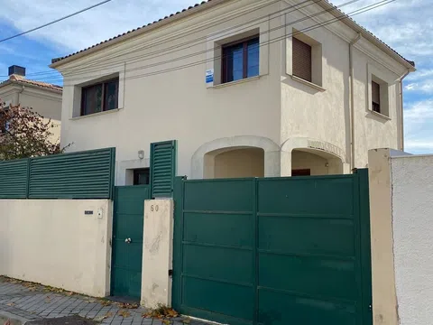 Semi-detached house in CL Hermanos Gascon - Photo 5