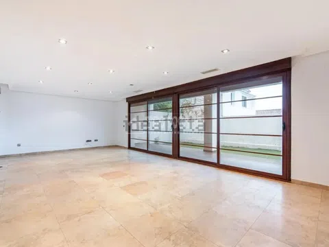 Semi-detached house in CL Hermanos Gascon - Photo 8