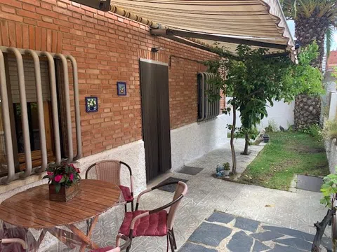 Detached house in calle Benita Ávila, 36