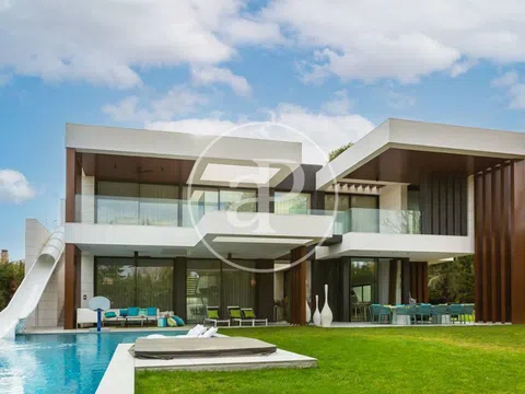 Detached house - Photo 1